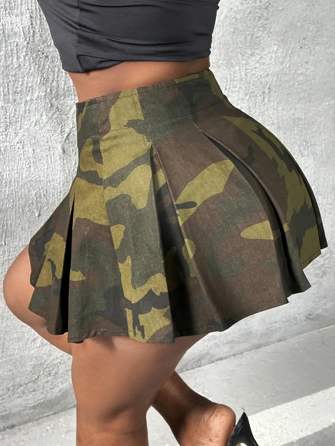 WDIRARA Women's Camo Print High Waist Streetwear Pleated Skater A Line Mini Skirt