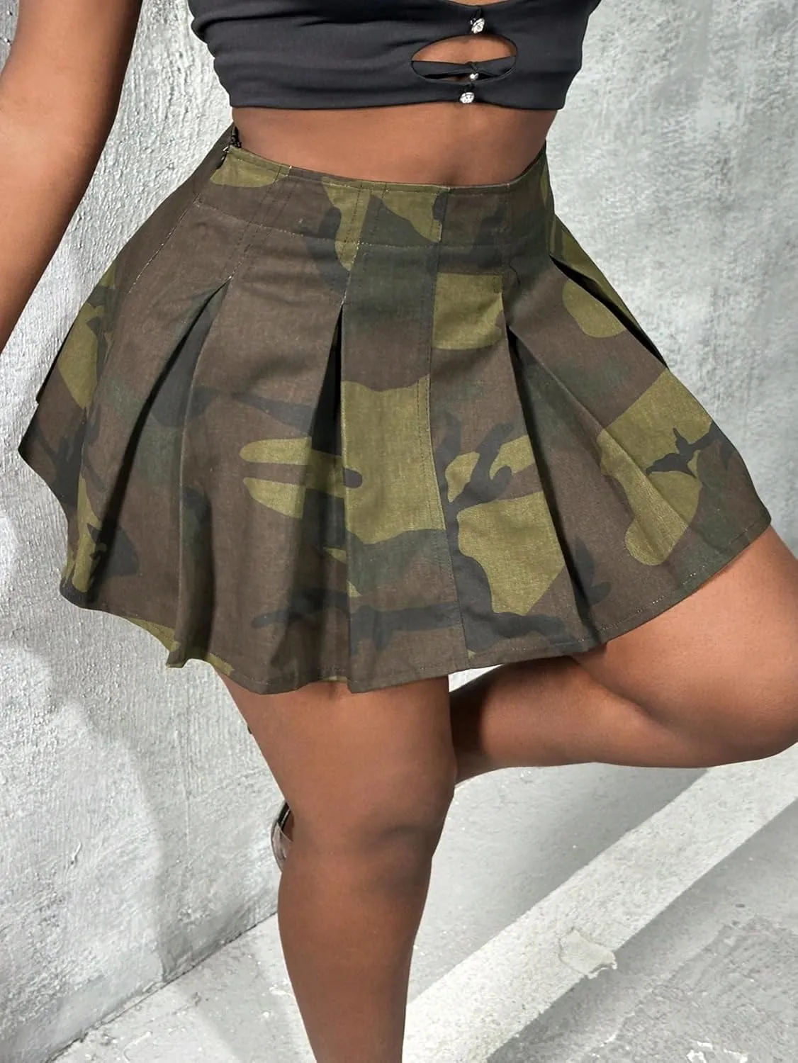 WDIRARA Women's Camo Print High Waist Streetwear Pleated Skater A Line Mini Skirt